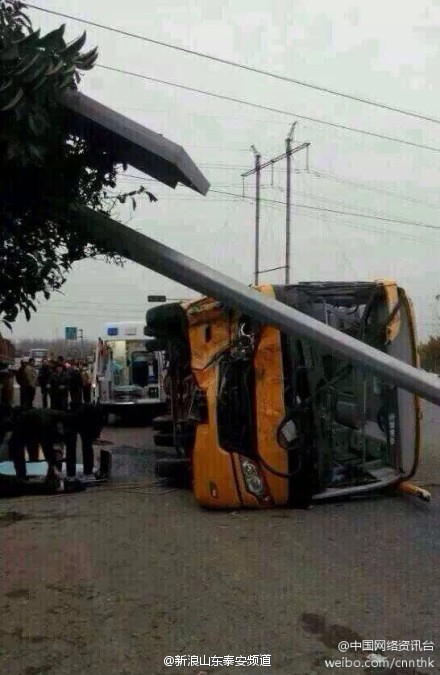 山東青島一校車發生車禍側翻 司機當場身亡 山東青島一校車發生車禍側翻 司機當場身亡