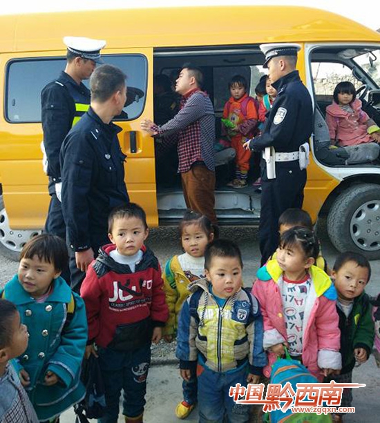 “黑校車”違法營運超載兒童 危險 民警嚴(yán)執(zhí)法送兒童安全回家 點贊 “黑校車”違法營運超載兒童 危險 民警嚴(yán)執(zhí)法送兒童安全回家 點贊