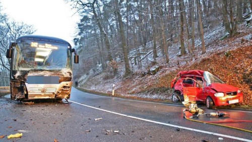 德國一校車與轎車相撞 致1死25傷(圖) 德國一校車與轎車相撞 致1死25傷(圖)