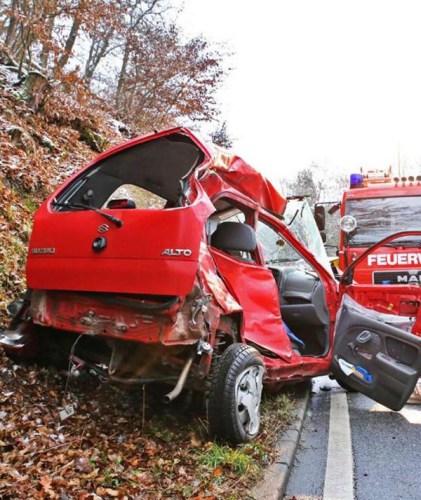 德國一校車與轎車相撞 致1死25傷(圖) 德國一校車與轎車相撞 致1死25傷(圖)