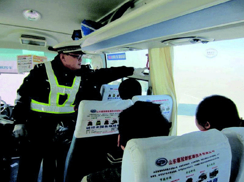 德州公安交警 20天查處4550余起交通違法行為 執(zhí)勤交警現(xiàn)場檢查客運車輛安全設施