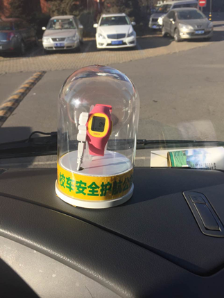 智能手表新玩法 國內首輛安全智能校車正式上路