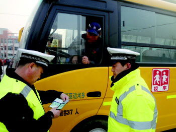 臨淄交警大隊排查校車安全/ 臨淄交警大隊排查校車安全