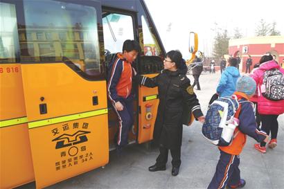 昨日是新學(xué)期開學(xué)第一天，1600余輛交運(yùn)溫馨校車上線運(yùn)行。