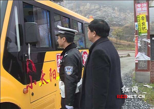 匿名短信報行蹤 隆回交警蹲守截獲黑校車 交警與校車辦聯(lián)合查處未取得標(biāo)牌校車