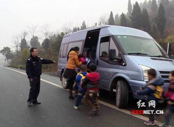 匿名短信報行蹤 隆回交警蹲守截獲黑校車 交警轉(zhuǎn)移車上學(xué)生