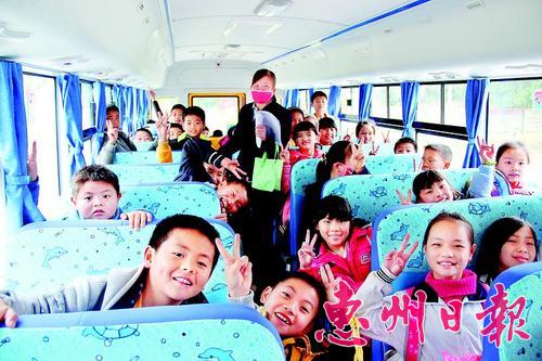 惠州:潼湖新光村中心小學(xué)95名學(xué)生昨起坐上免費(fèi)校車/ ▲學(xué)生們開心地坐上免費(fèi)校車。