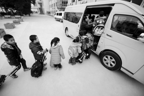校車載學生加油司機或罰二百元/ 校車安全重如山,尤其孩子在車上時