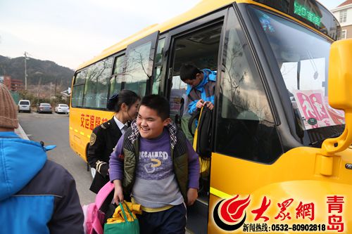 大鼻子校車進特教學校 22名特殊學生坐上校車 大鼻子校車進特教學校 22名特殊學生坐上校車