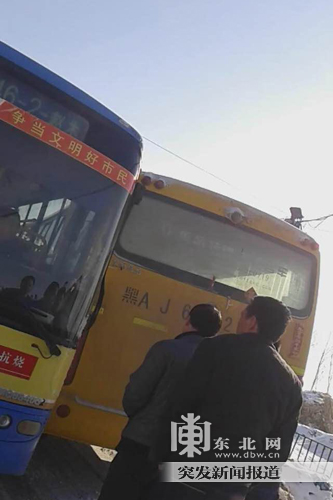 哈爾濱松北區(qū)一校車與公交車相撞/ 哈爾濱松北區(qū)一校車與公交車相撞