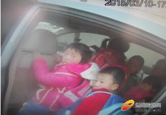 關注校車安全刻不容緩 一輛小轎車竟“塞了”8個孩子 關注校車安全刻不容緩 一輛小轎車竟“塞了”8個孩子