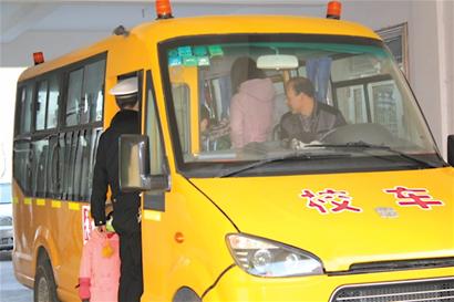 微面刷黃漆戴警燈高仿校車 學生嚴重超員 微面刷黃漆戴警燈高仿校車 學生嚴重超員