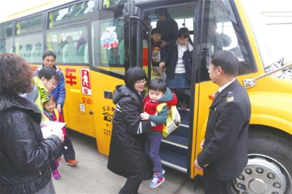 10輛“大鼻子”開進(jìn)民辦學(xué)校 本報(bào)訊 青島財(cái)經(jīng)日?qǐng)?bào)/青島財(cái)經(jīng)網(wǎng)記者 宋大偉 通訊員 譚喬之 張文慧