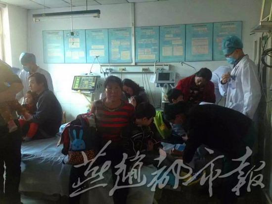 滄州一幼兒園校車與貨車相撞 受傷人數正在統計 急診室內就診的孩子