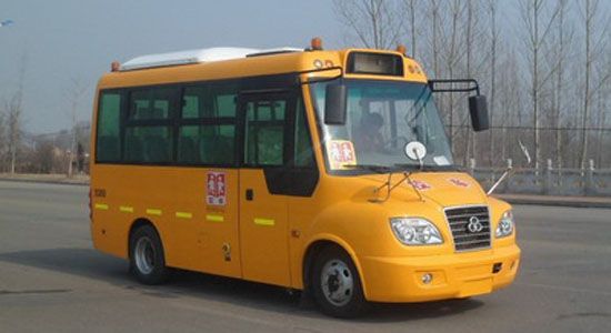 上學(xué)路上，大鼻子校車(chē)保安全