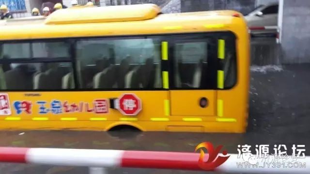 幼兒園校車橋下被淹，網友現場緊急救援