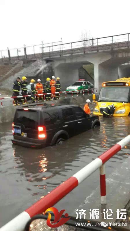 幼兒園校車橋下被淹，網友現場緊急救援