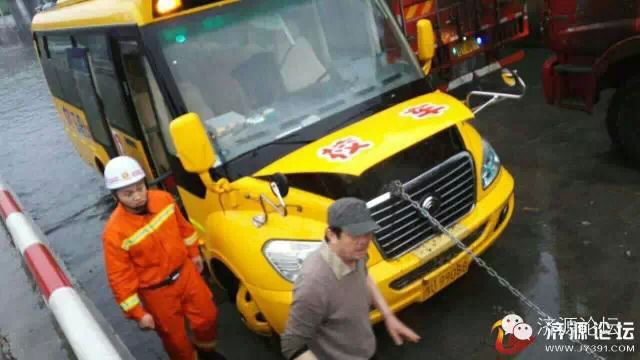 幼兒園校車橋下被淹，網友現場緊急救援