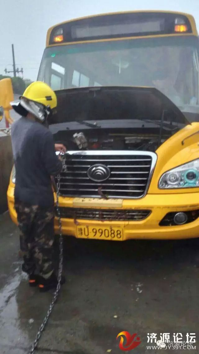 幼兒園校車橋下被淹，網友現場緊急救援