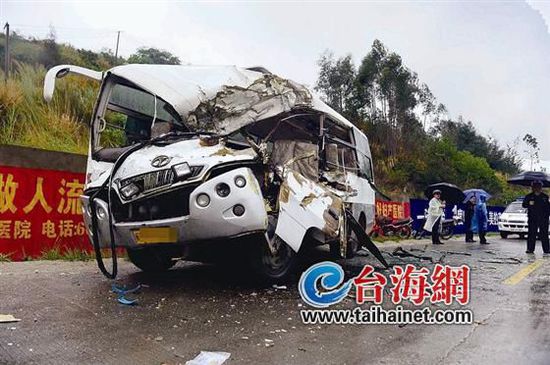 中巴車頭嚴重扭曲