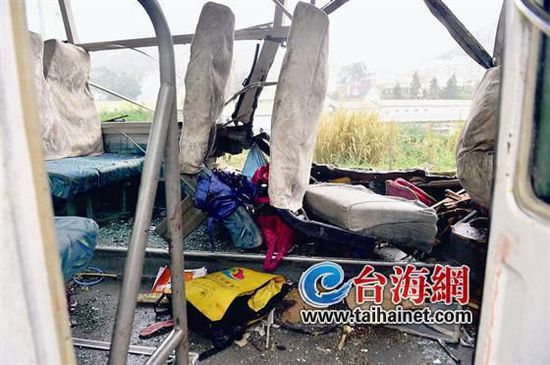 中巴車內一片狼藉