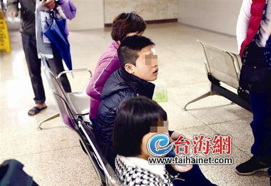 學生們在醫院處理傷口