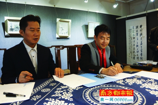 葉光榮(右)在設立葉光榮詩歌獎協議上鄭重地簽下自己的名字。通訊員 周崇賢 攝