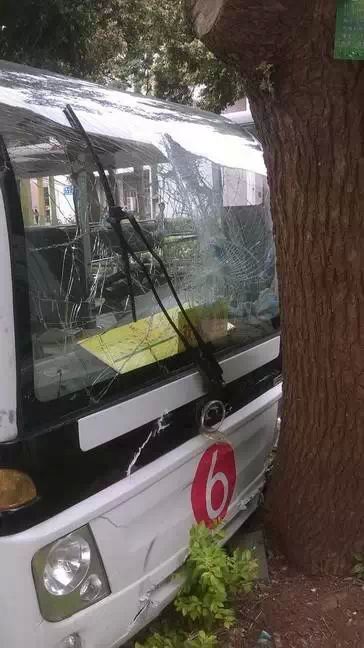 海大環校車交通事故全景呈現/ 海大環校車交通事故全景呈現