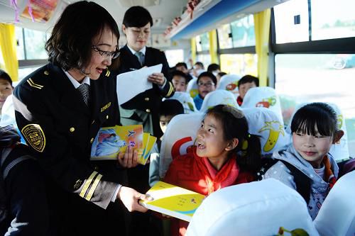 4月22日青島市校車上開展青少年流動書香活動/ 4月22日青島市校車上開展青少年流動書香活動