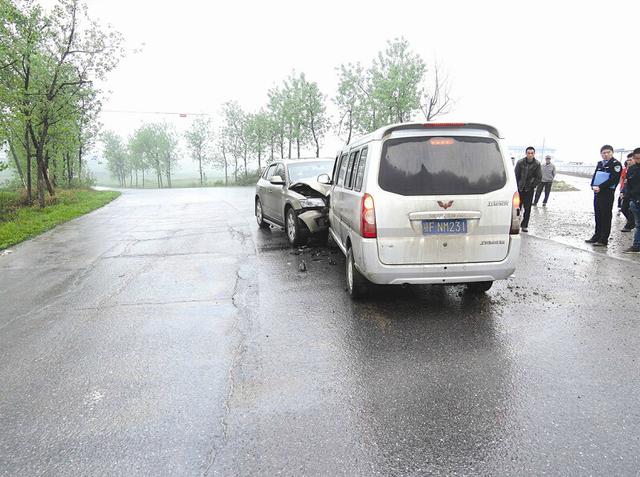 兼職”校車與奧迪車迎面相撞 致7人受傷