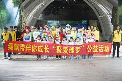 19名夢想兒童坐校車看話劇