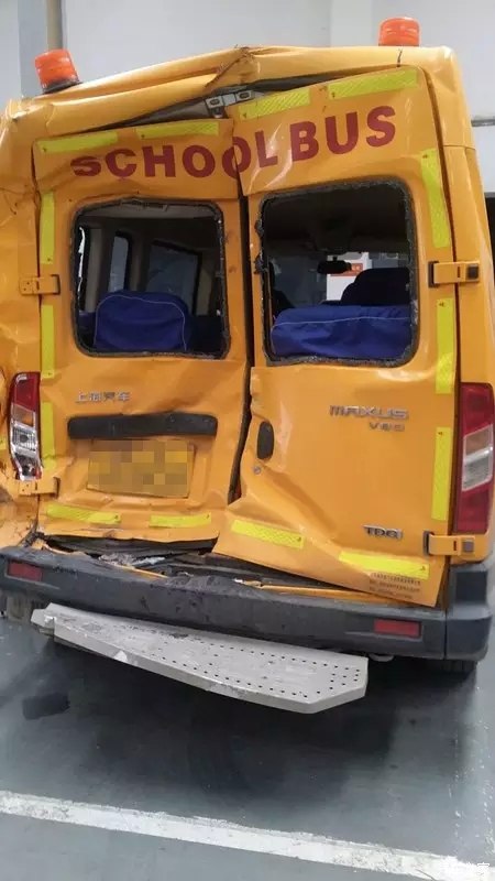 從一張被追尾的校車圖片再談校車安全/ 從一張被追尾的校車圖片再談校車安全