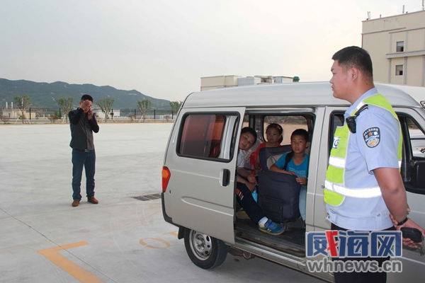 威海交警路巡 逮住一輛無合法資質(zhì)黑校車 威海交警路巡 逮住一輛無合法資質(zhì)黑校車