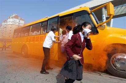 “起火了，同學們用毛巾捂住口鼻，抓緊從前門、后門下車。”昨日下午，交運黃島汽車總站聯合開發區消防大隊、開發區育才中學，開展了大規模的消防應急演練活動。