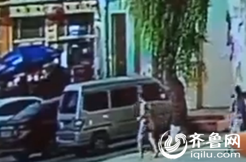 監控畫面顯示，9小時后，幼兒園工作人員才發現車內的女童（視頻截圖）