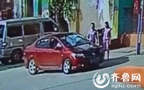 車輛緊張駛往醫院（視頻截圖）