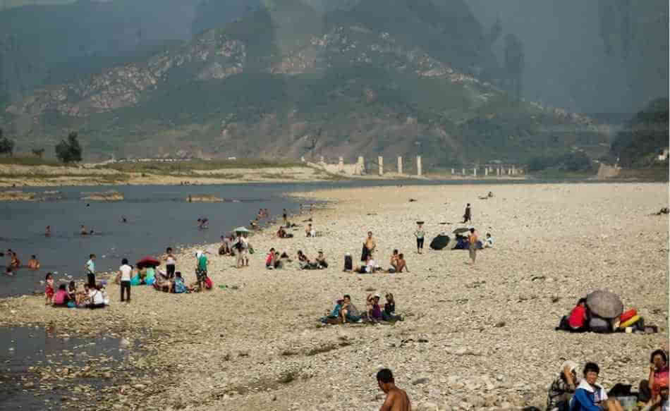 老外游朝鮮時拍的照片 校車畫面有點驚人