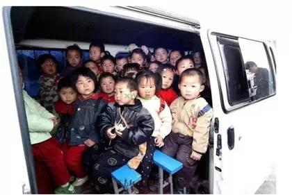 美國(guó)校車為什么安全性更高？