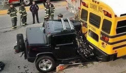 美國(guó)校車為什么安全性更高？