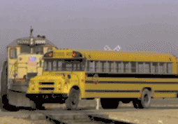 美國(guó)校車為什么安全性更高？