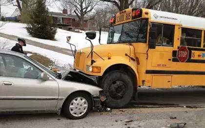 美國(guó)校車為什么安全性更高？