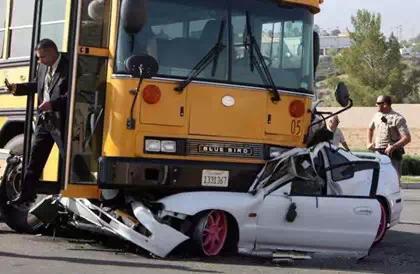 美國(guó)校車為什么安全性更高？