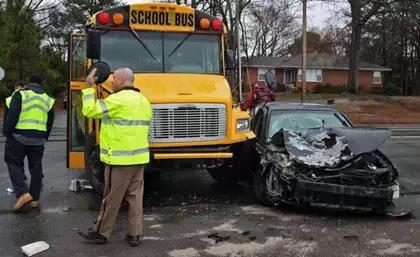 美國(guó)校車為什么安全性更高？