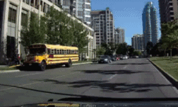 美國(guó)校車為什么安全性更高？