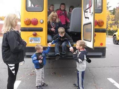 美國(guó)校車為什么安全性更高？