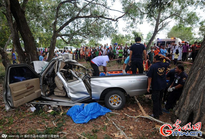 泰國校車發生車禍致十幾人喪生
