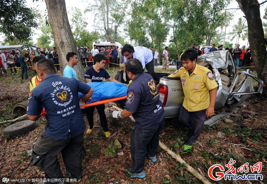 泰國校車發生車禍致十幾人喪生