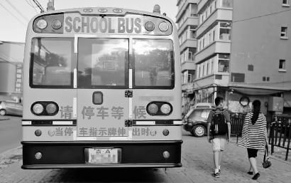 停在街邊的校車。隨著新學期的開始，很多家長發現校車被取消了 新文化記者 孫立國 攝 