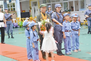 開學(xué)首日交警查處10宗校車違法/ 開學(xué)首日交警查處10宗校車違法