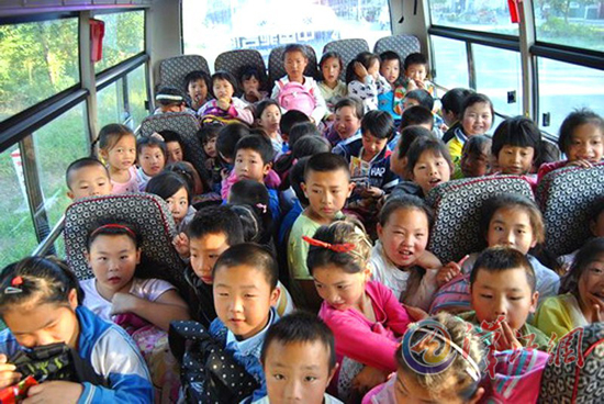 大膽黑校車：核載19人，塞了63名兒童！